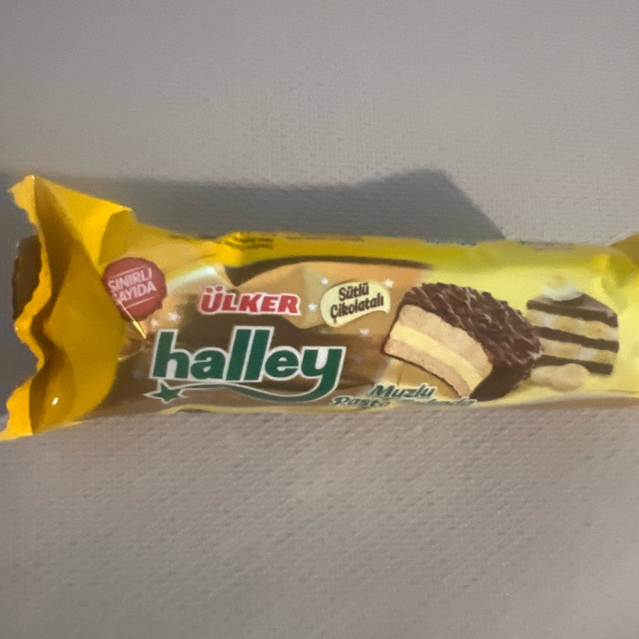 Ülker Halley Banana Flavored Marshmallow Biscuit Coated with Milk Chocolate (Turkey) — front of pack at Exotic Snaxx Chicago